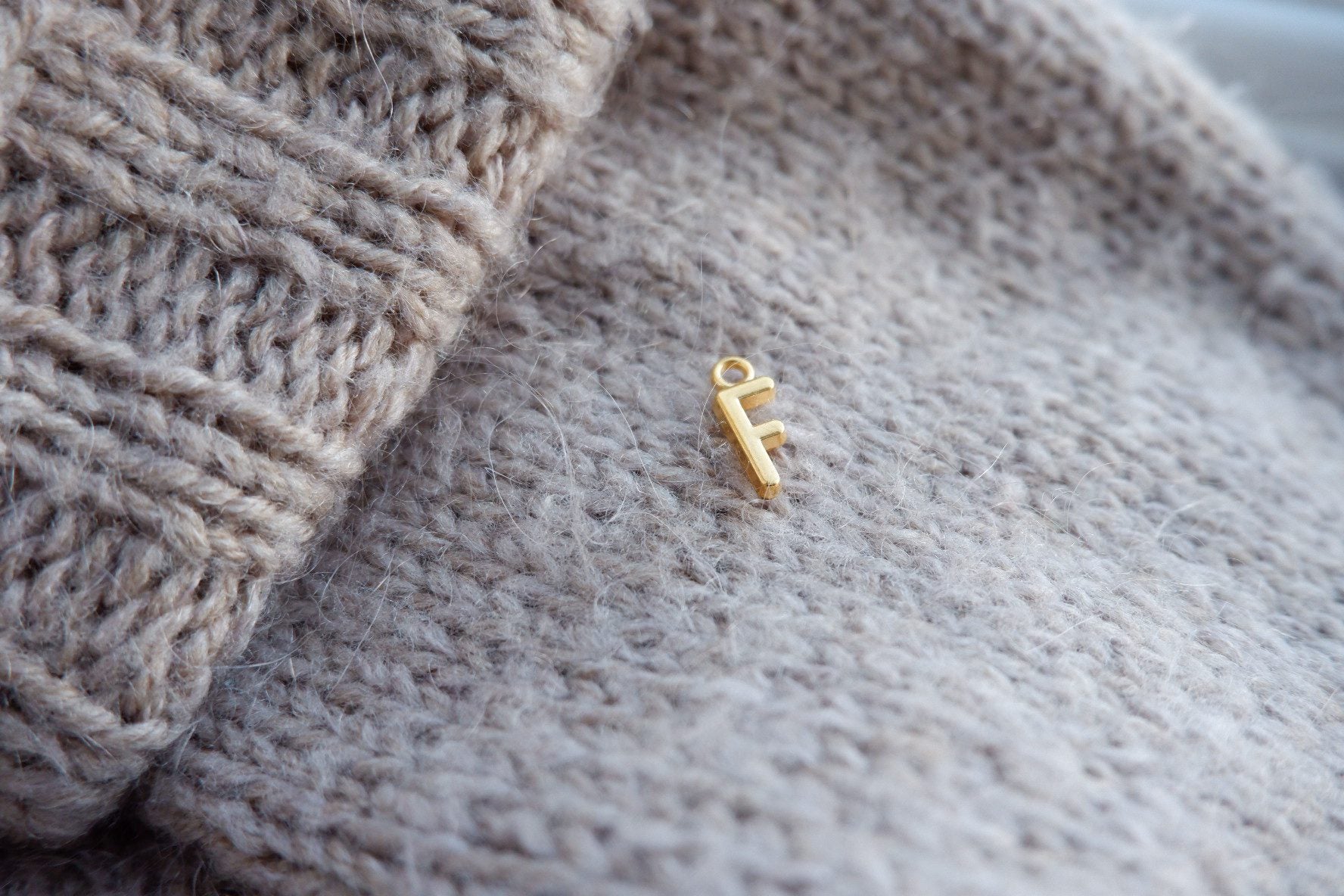 "F"-bogstav-markør (gylden)