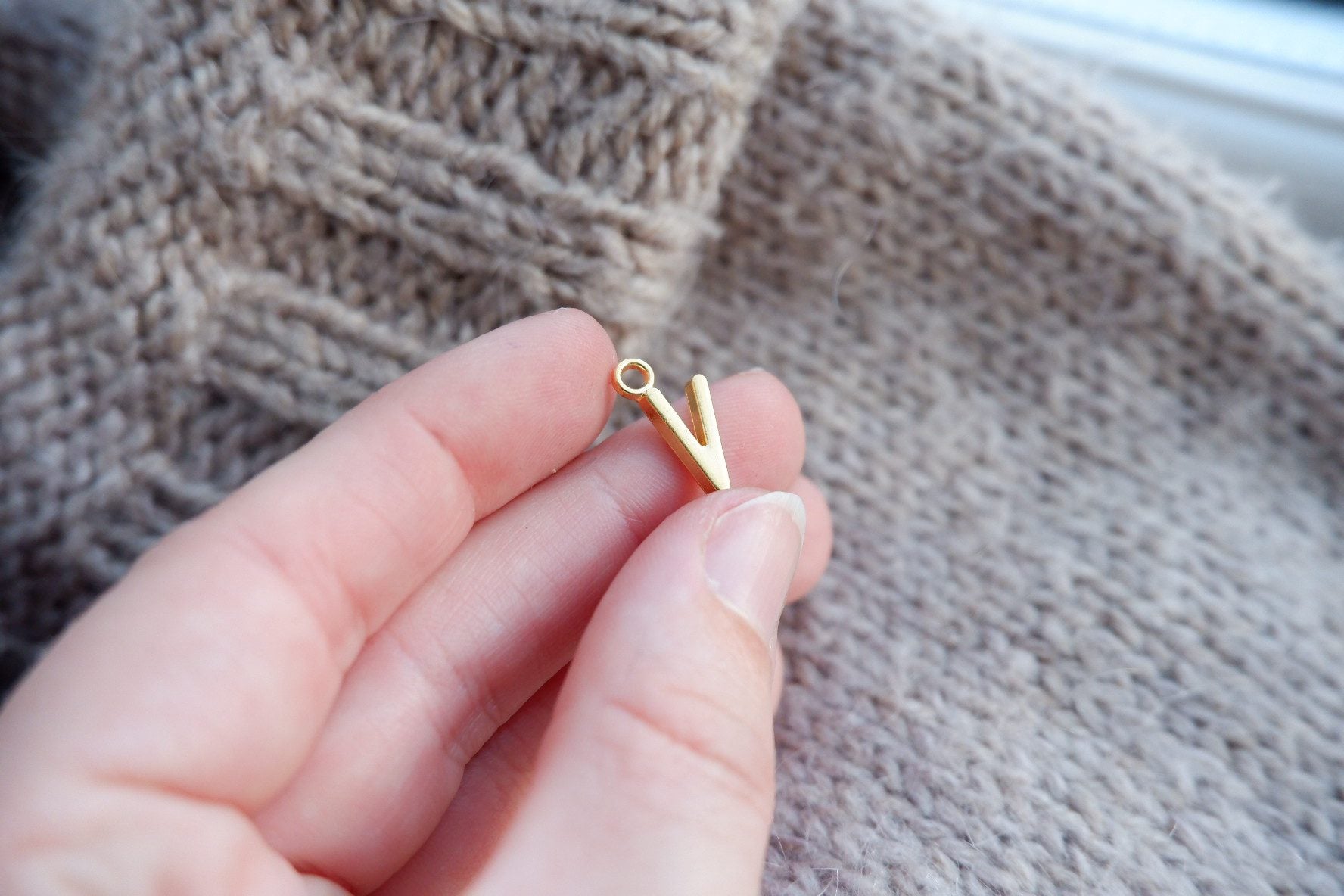 "V"-bogstav-markør (gylden)