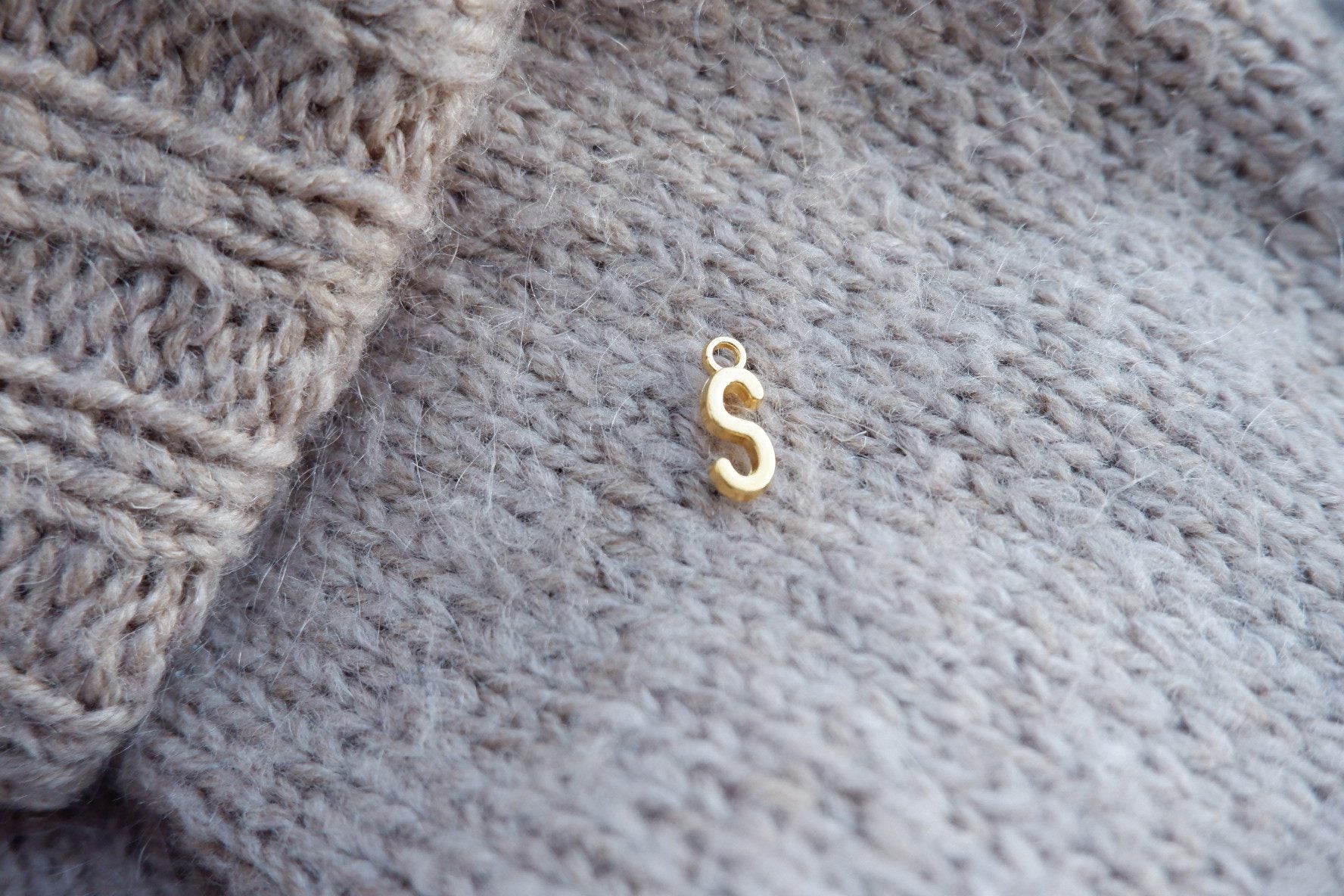 "S"-bogstav-markør (gylden)