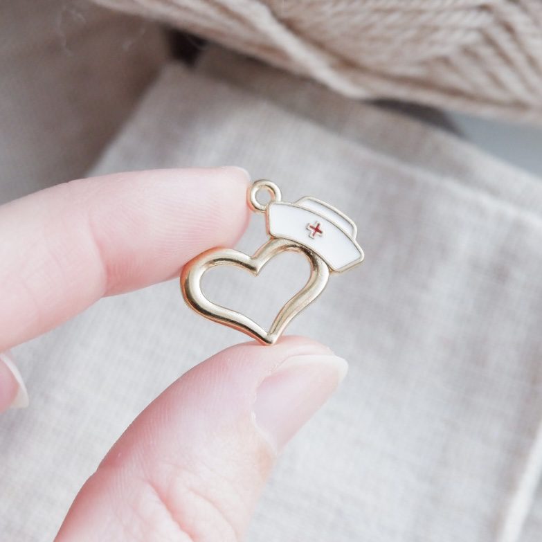 Sygeplejehat-med-hjerte-markør (metal)