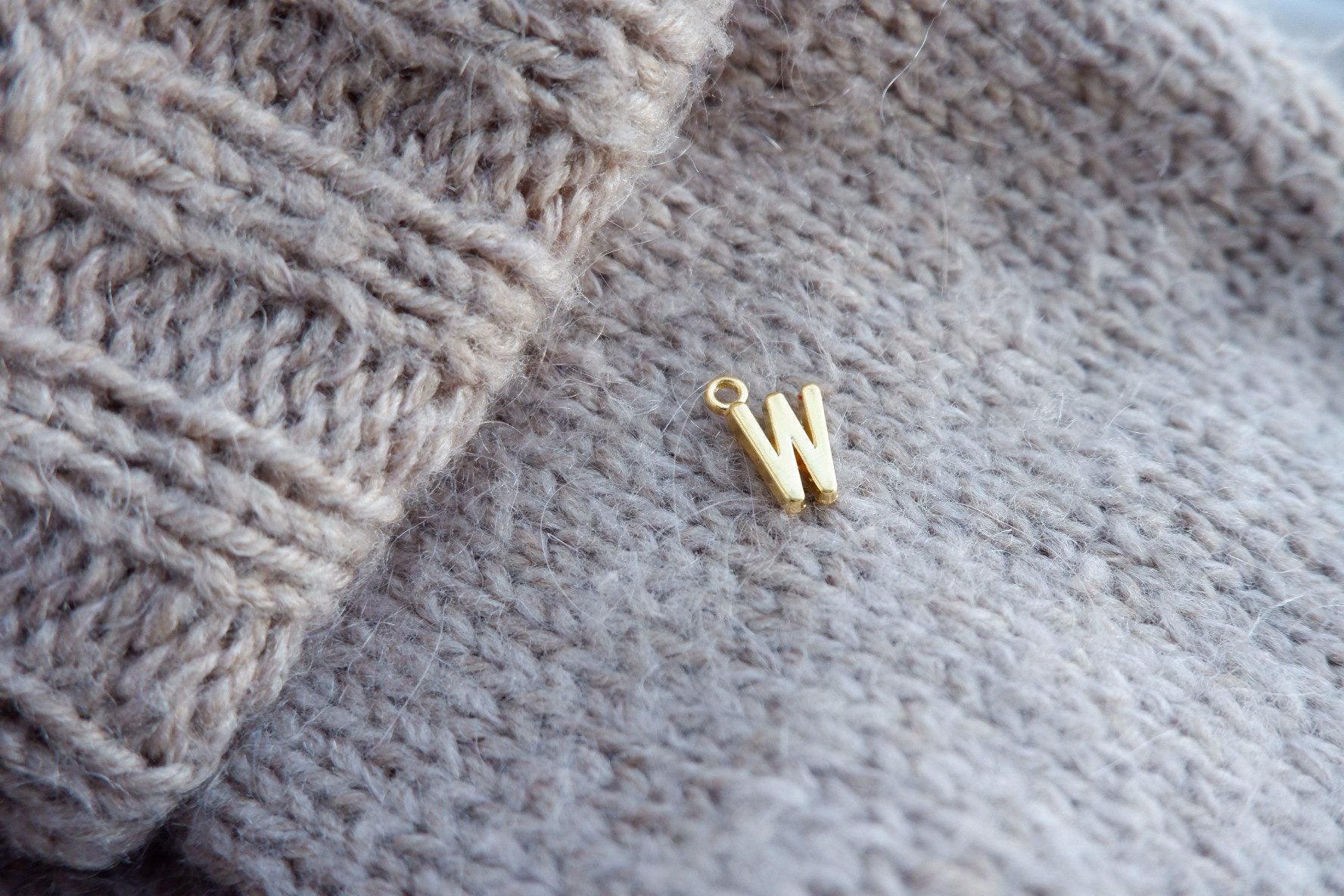 "W"-bogstav-markør (gylden)