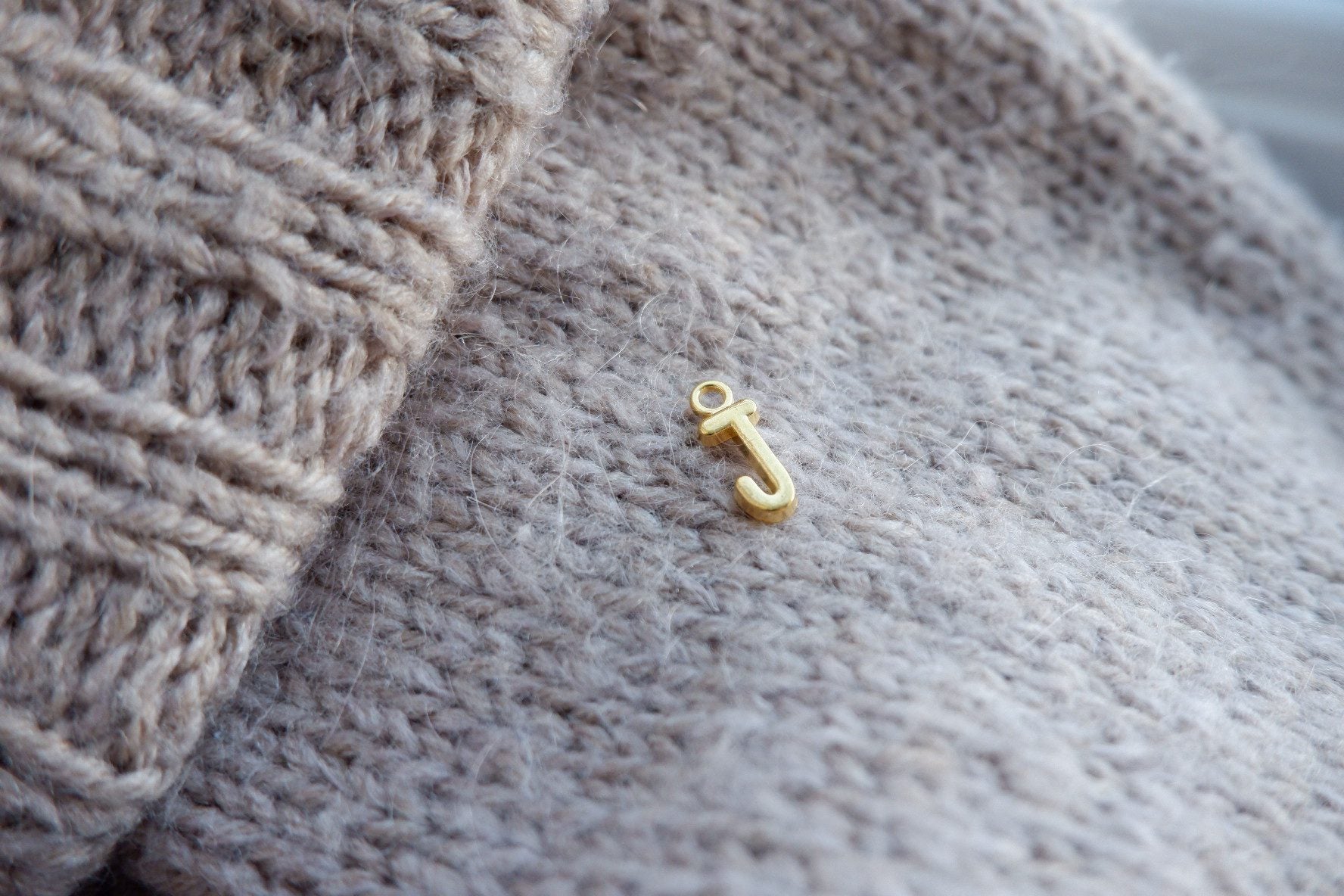 "J"-bogstav-markør (gylden)