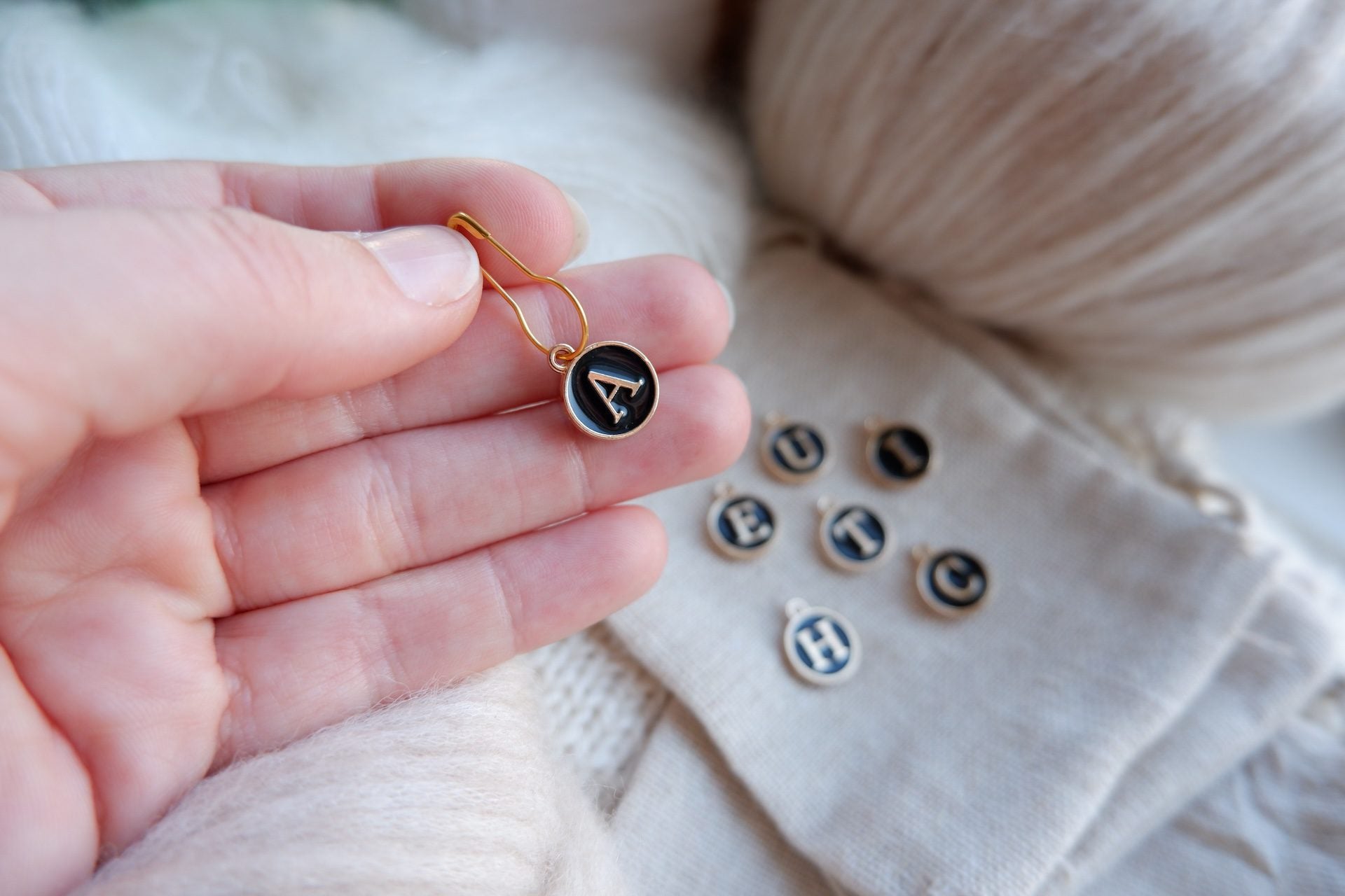 "A"-bogstav-markør (sort)