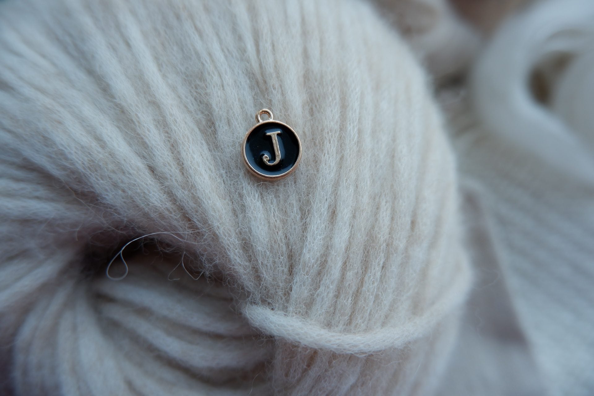 "J"-bogstav-markør (sort)