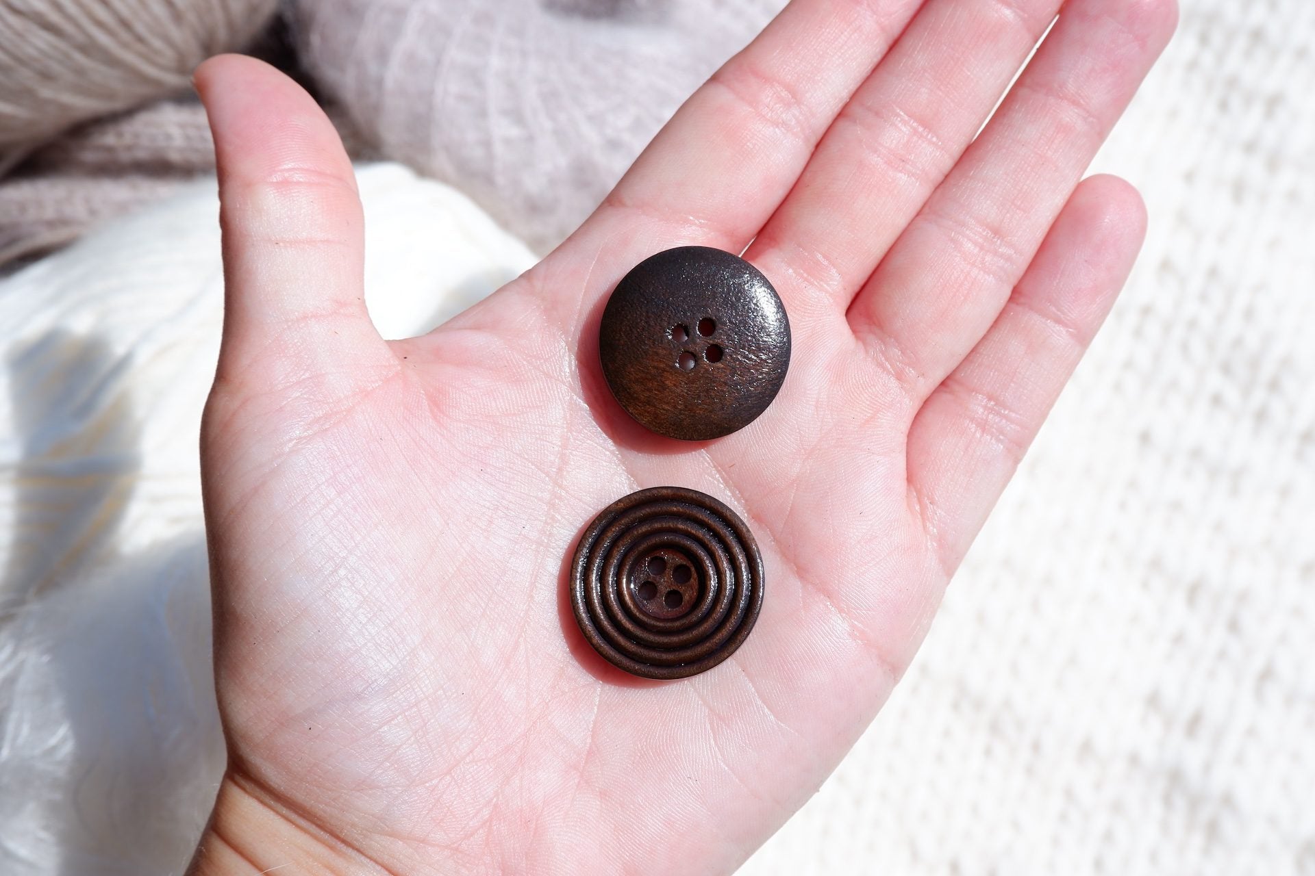 Mørkebrune knapper