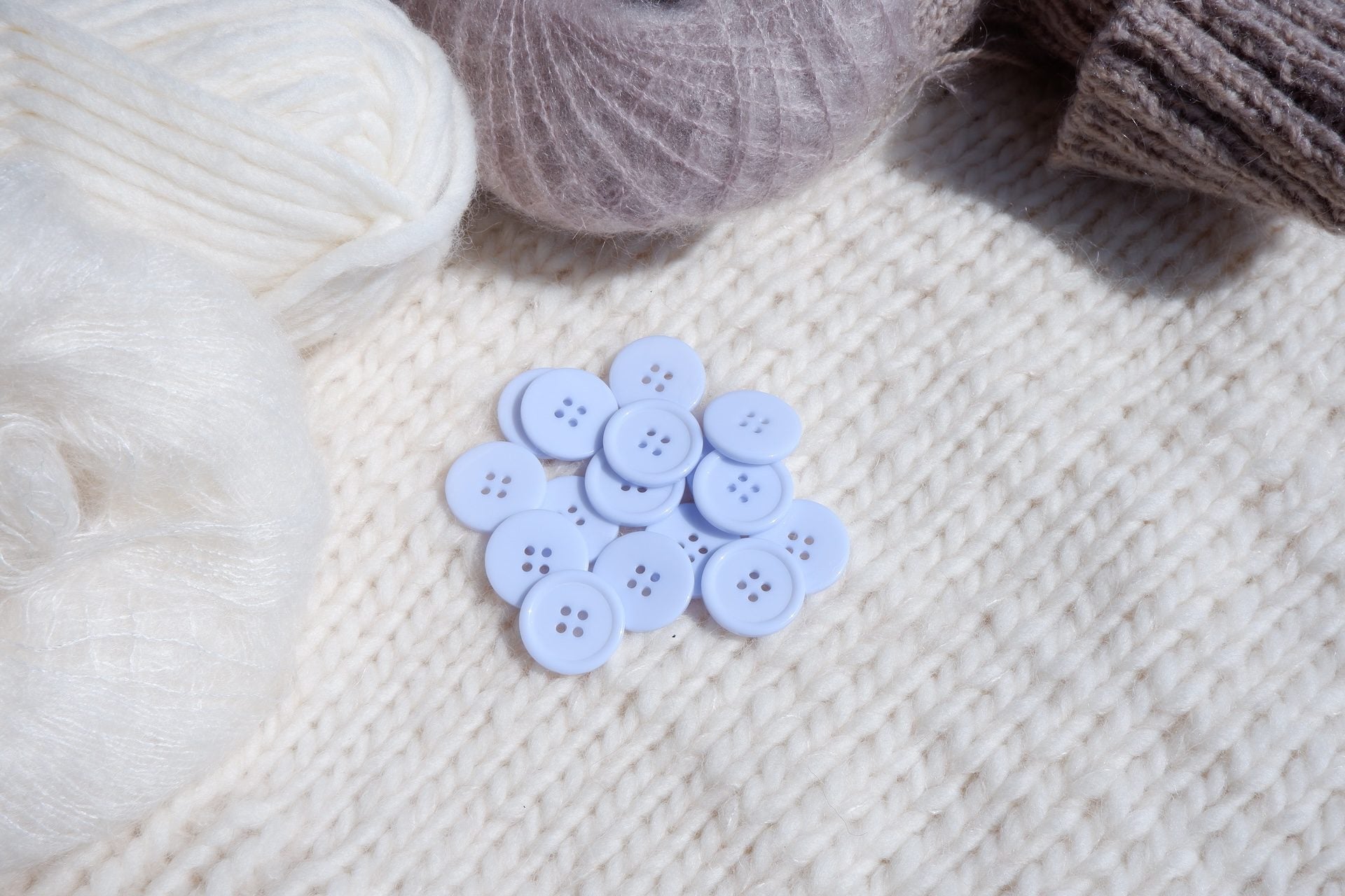 Babyblå plastikknapper