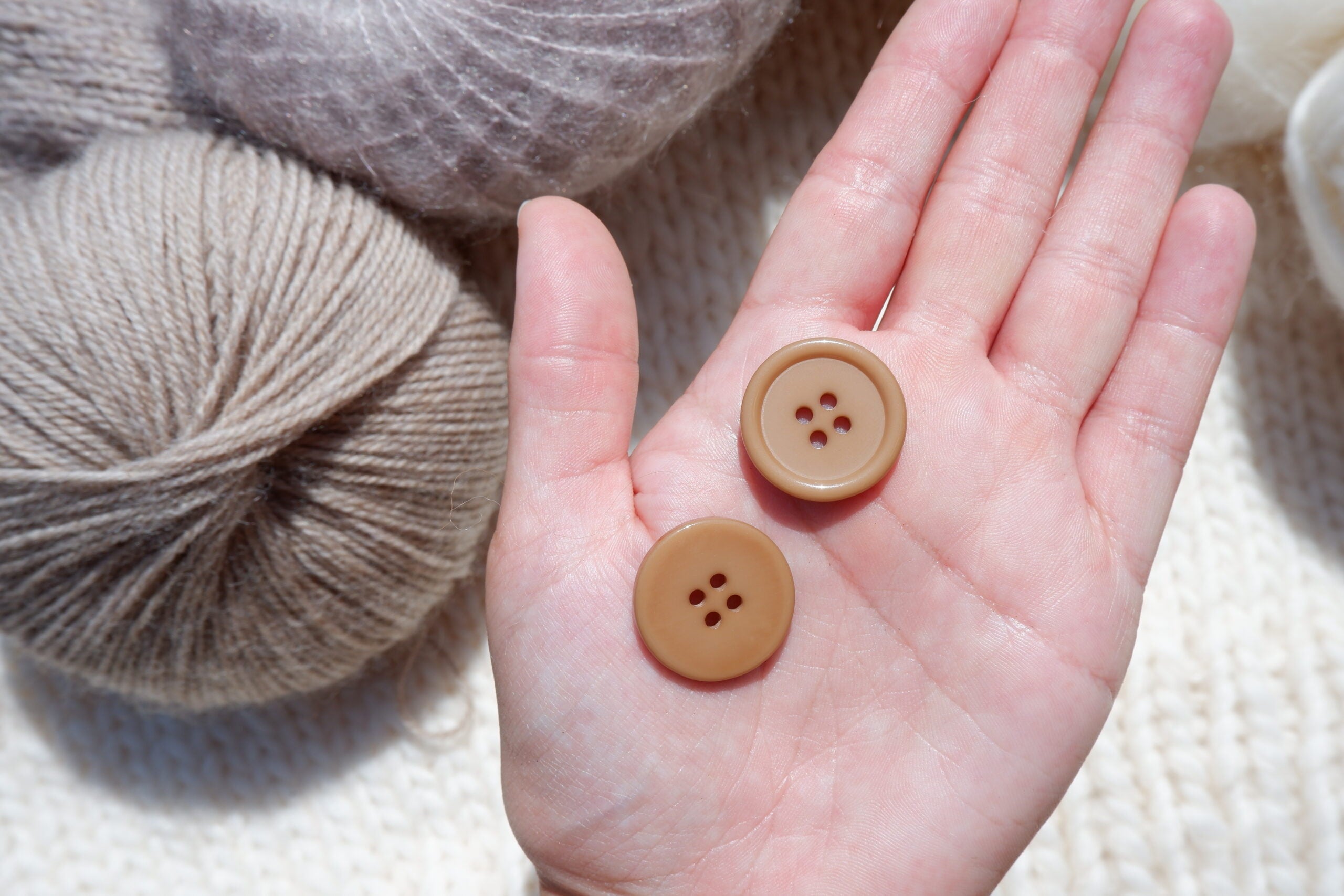 Brune plastikknapper