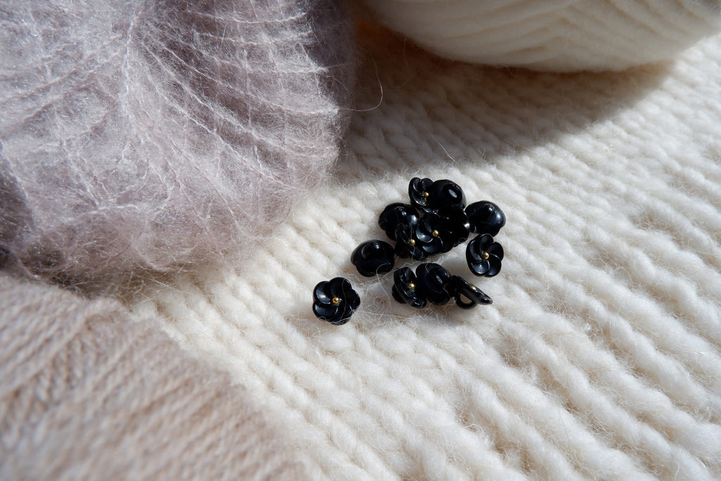 Sorte blomster knapper