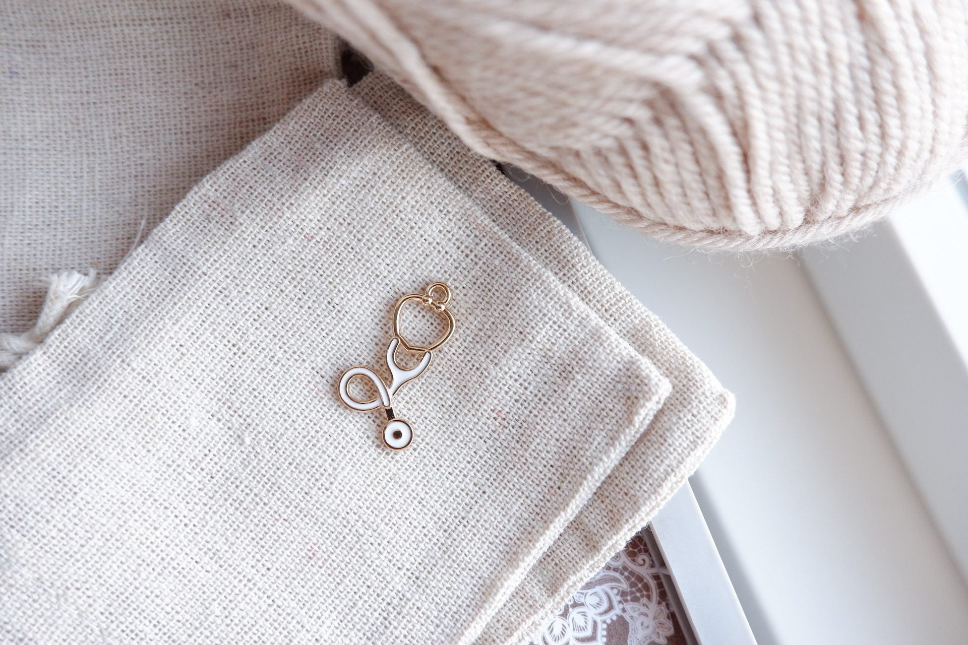 Stetoskop-markør (guld - metal)