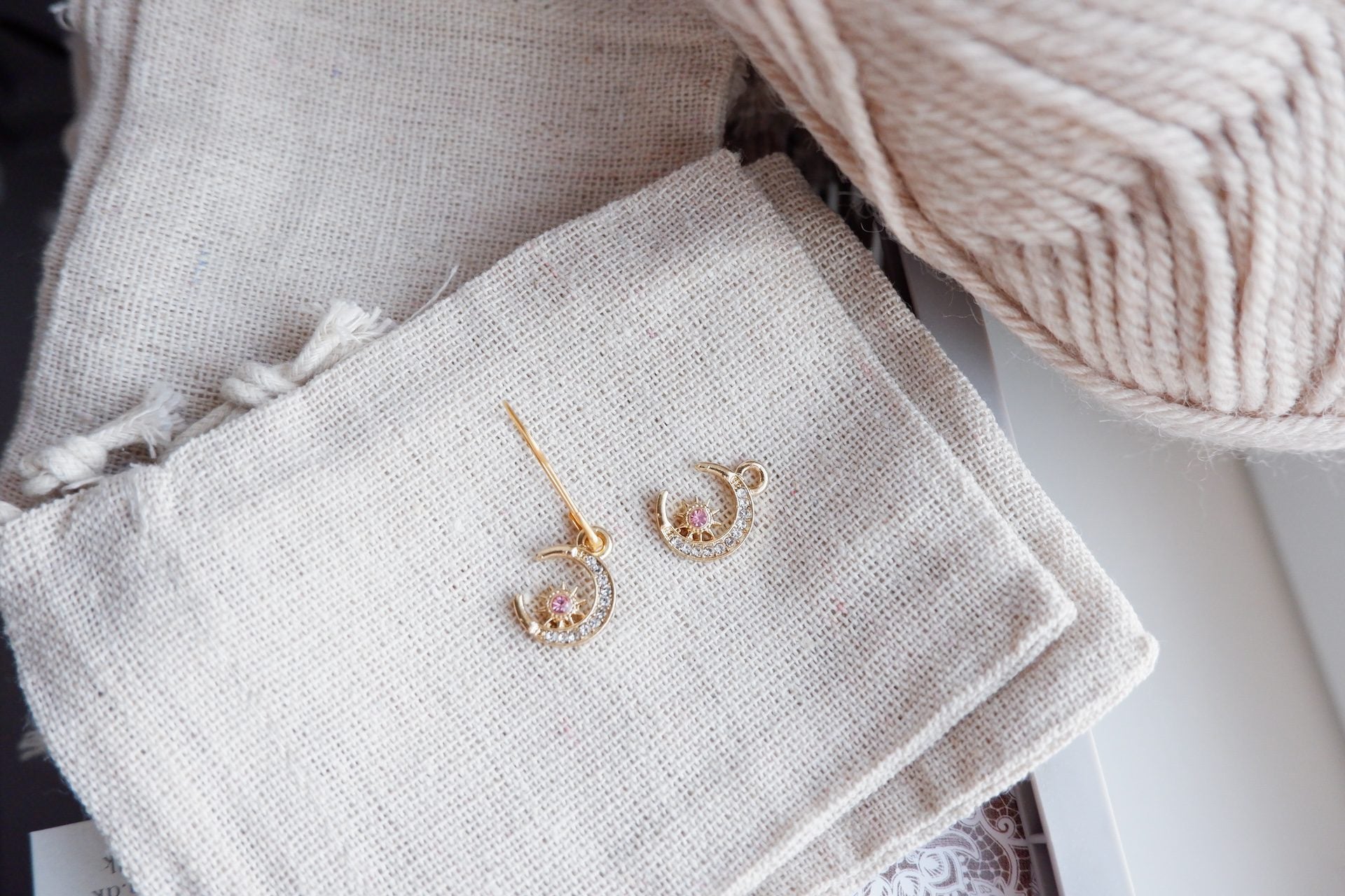 Stjerne-i-måne-markør (metal)