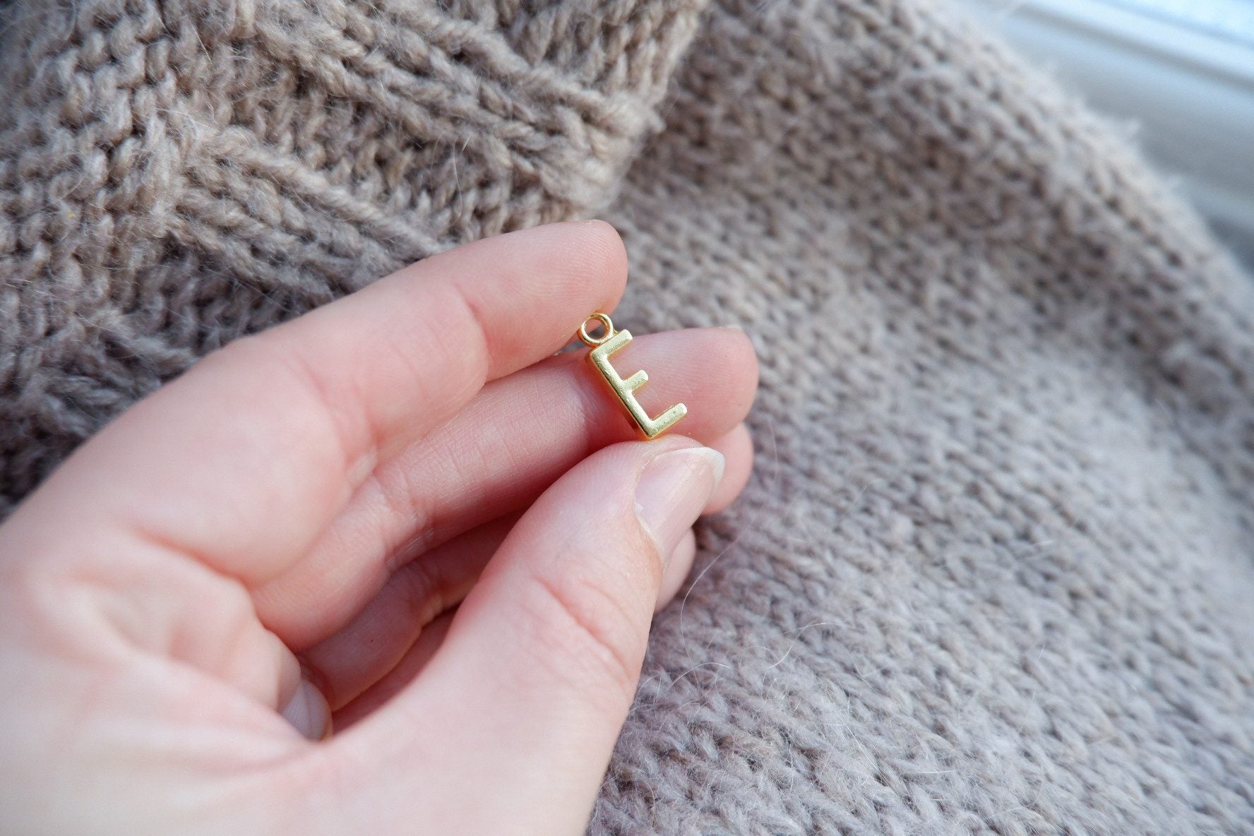 "E"-bogstav-markør (gylden)