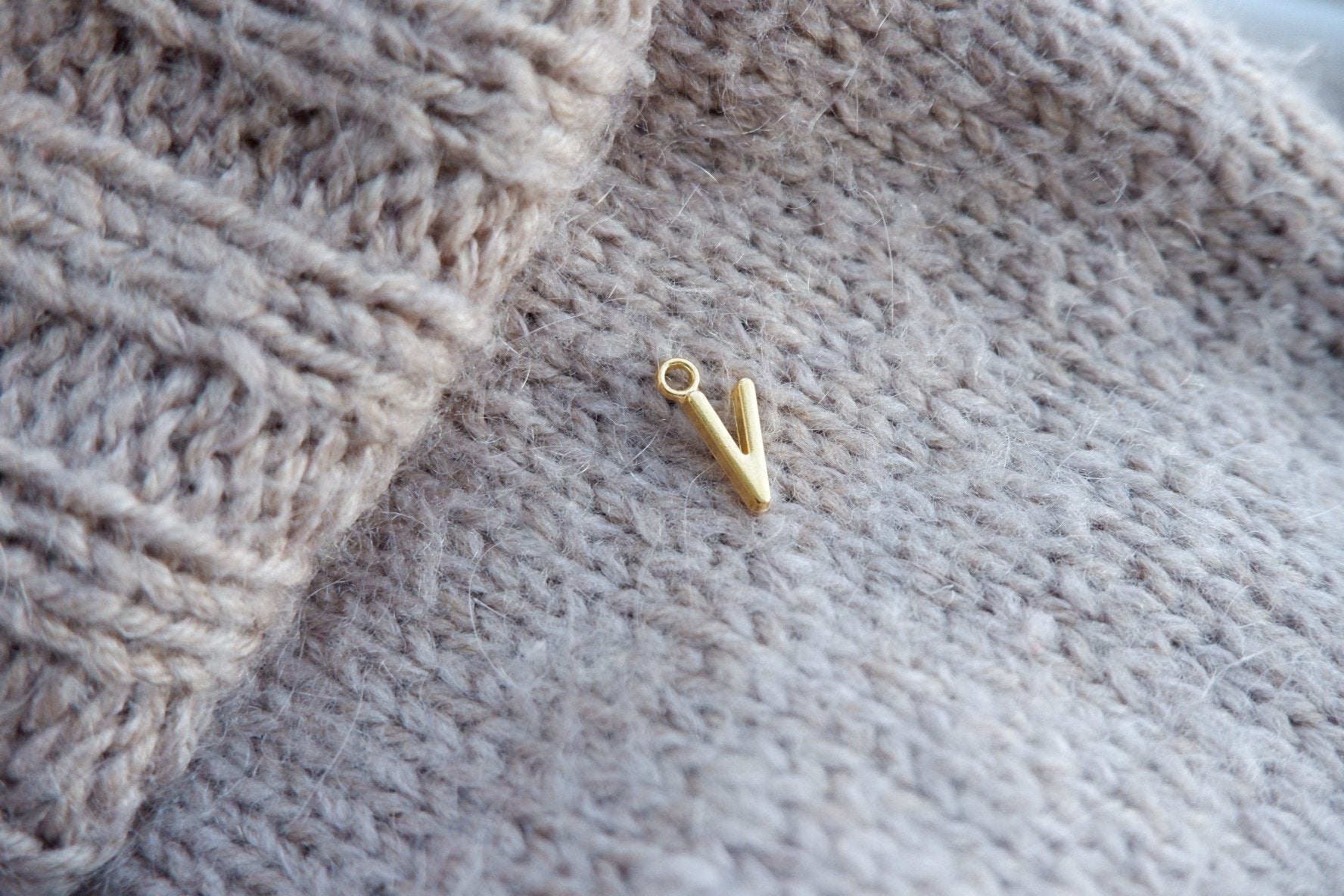 "V"-bogstav-markør (gylden)