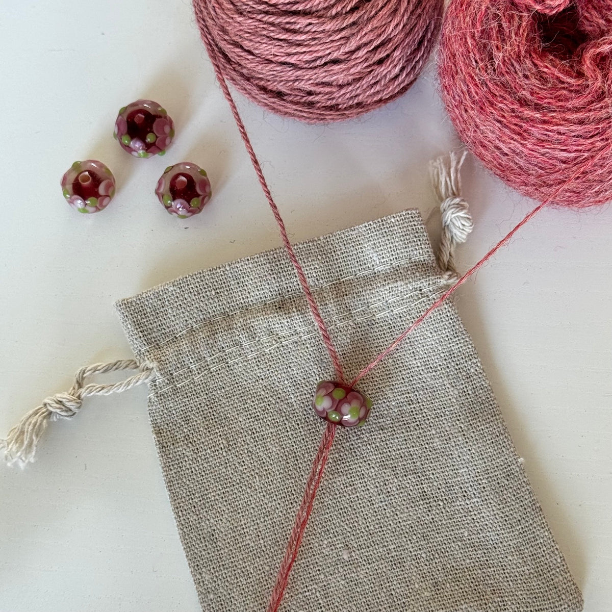 Glasperle med blomster