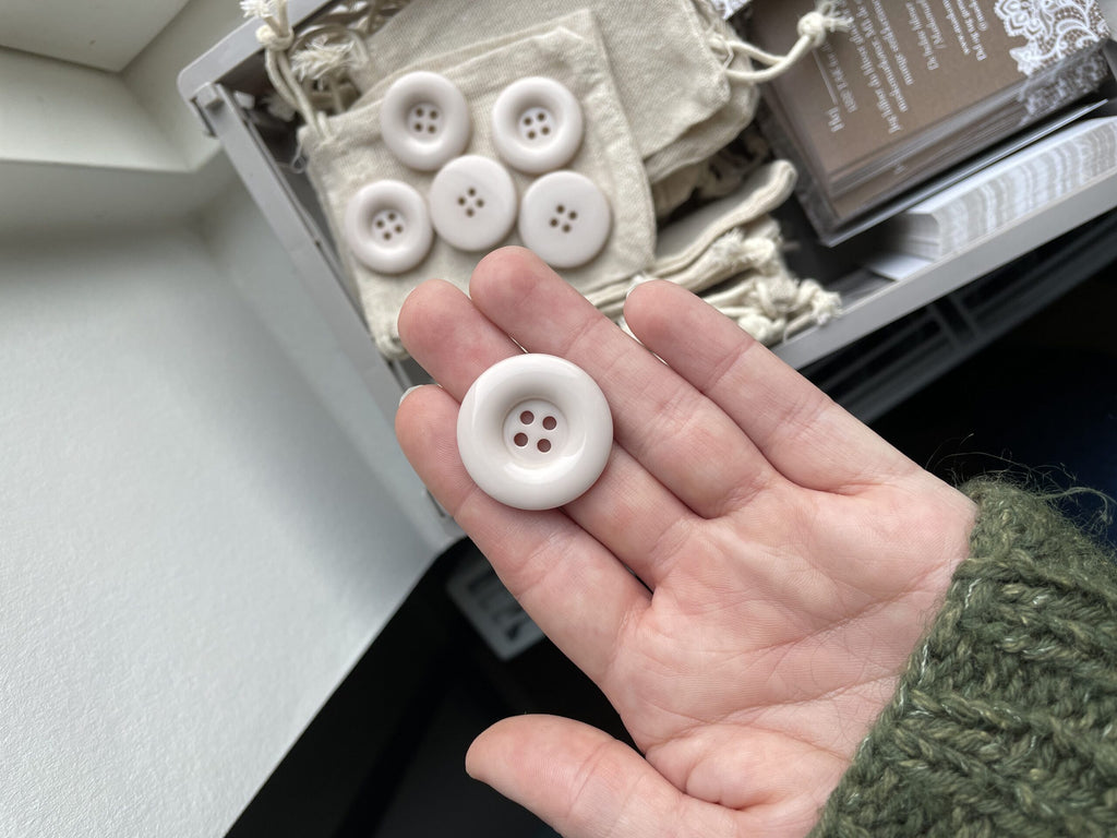 Beige-knapper