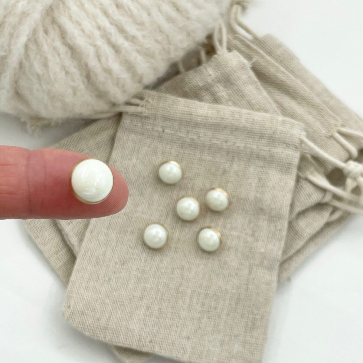 Perleknap, hvid-guld