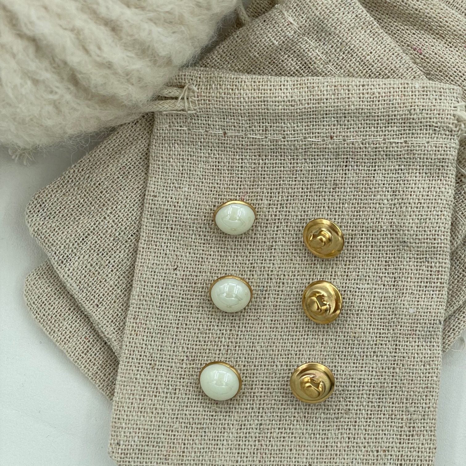 Perleknap, hvid-guld