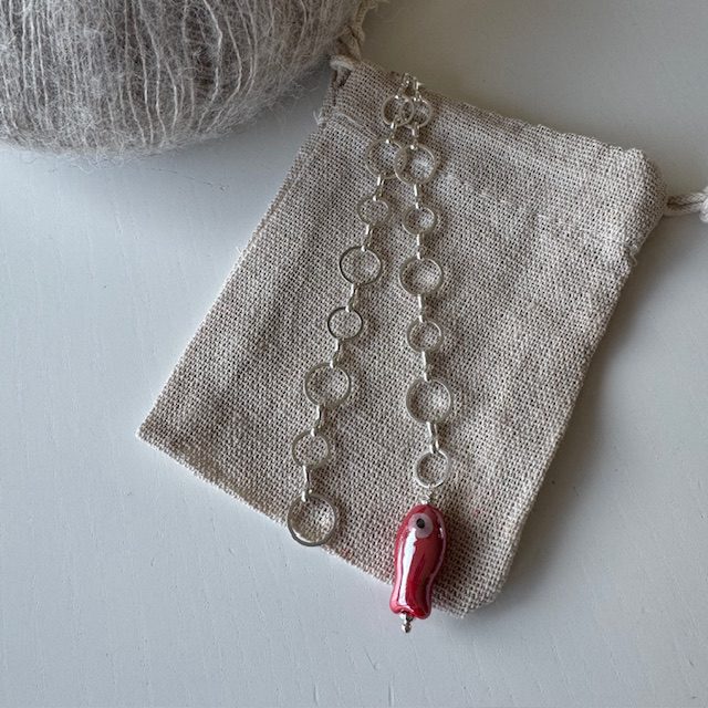 Strikkefisk med porcelænsfisk (Rød)