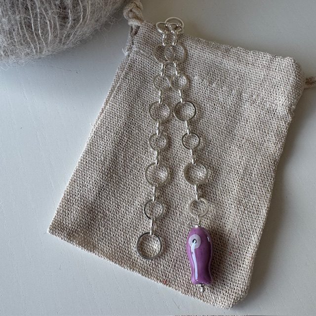 Strikkefisk med porcelænsfisk (Lilla)