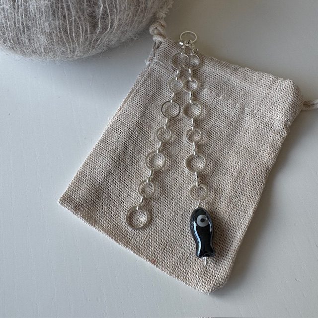 Strikkefisk med porcelænsfisk (Sort)