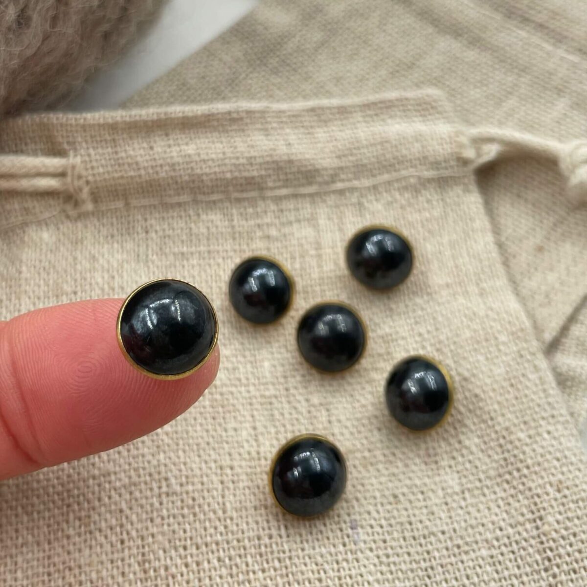 Perleknap, Sort-guld