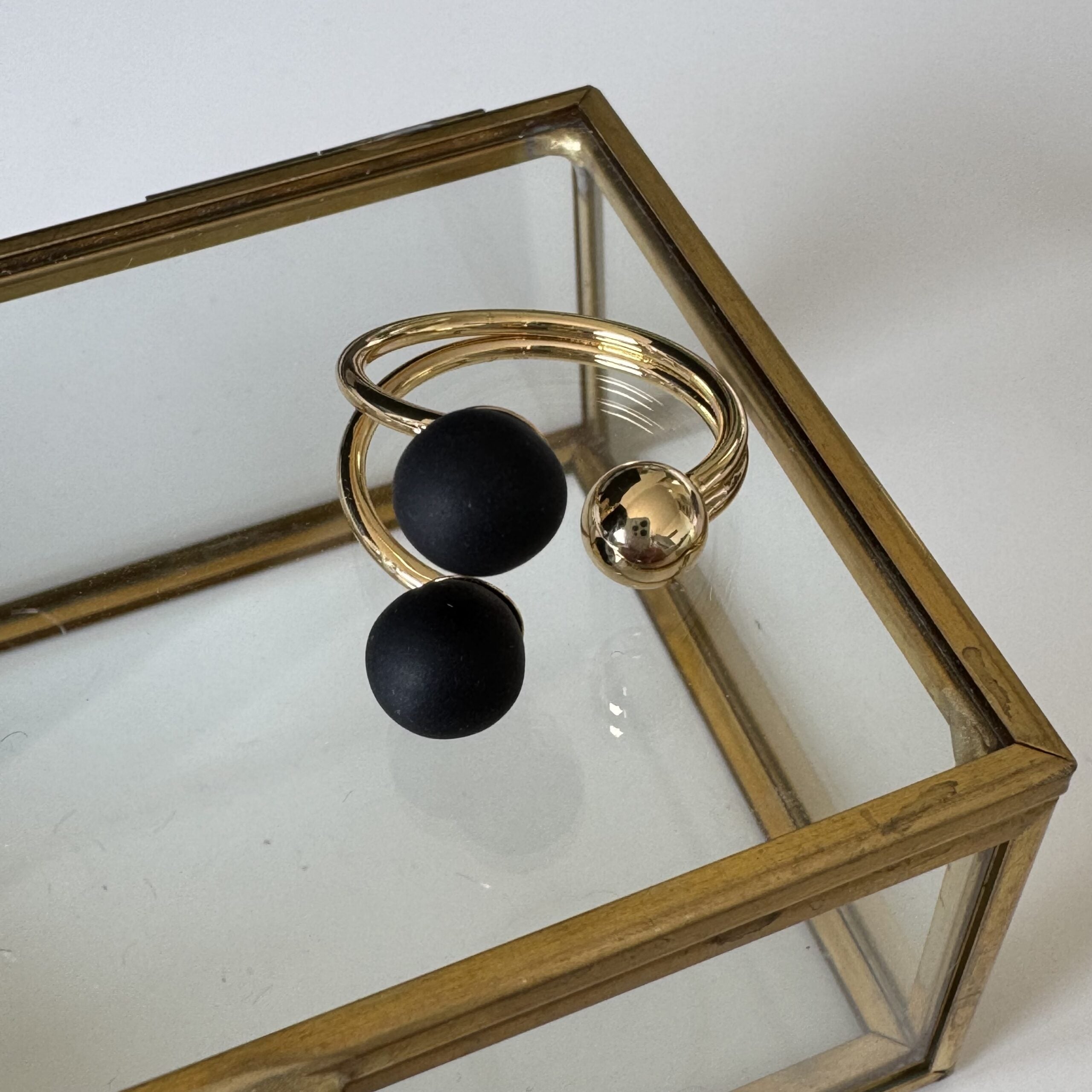 Strikkering - Kuglering, sort (forgyldt)