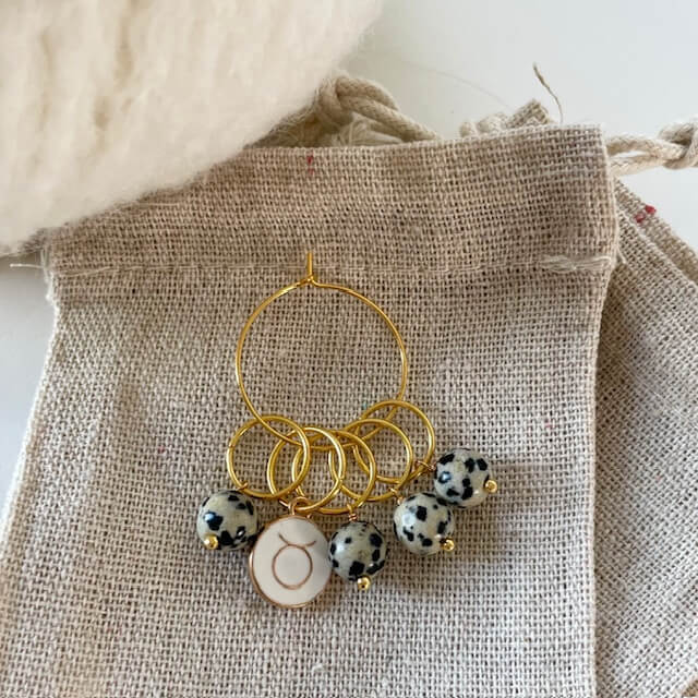 Raglansæt med dalmatiner jaspis-markører og stjernetegns vedhæng