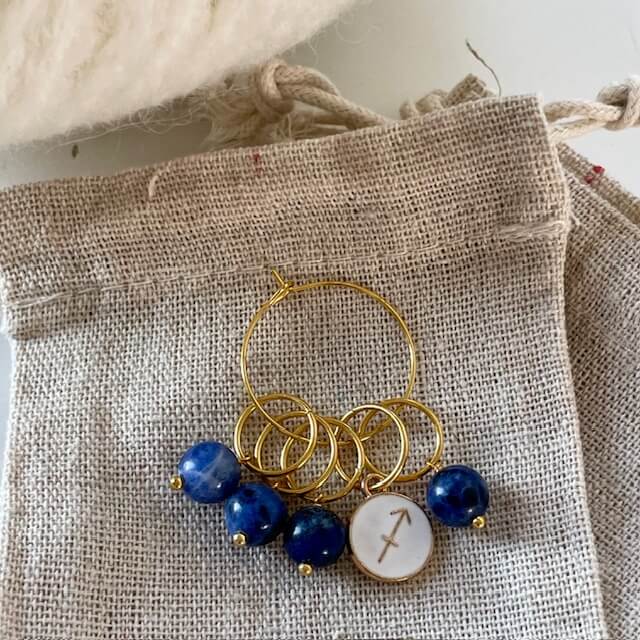 Raglansæt med sodalit-markører og stjernetegns vedhæng