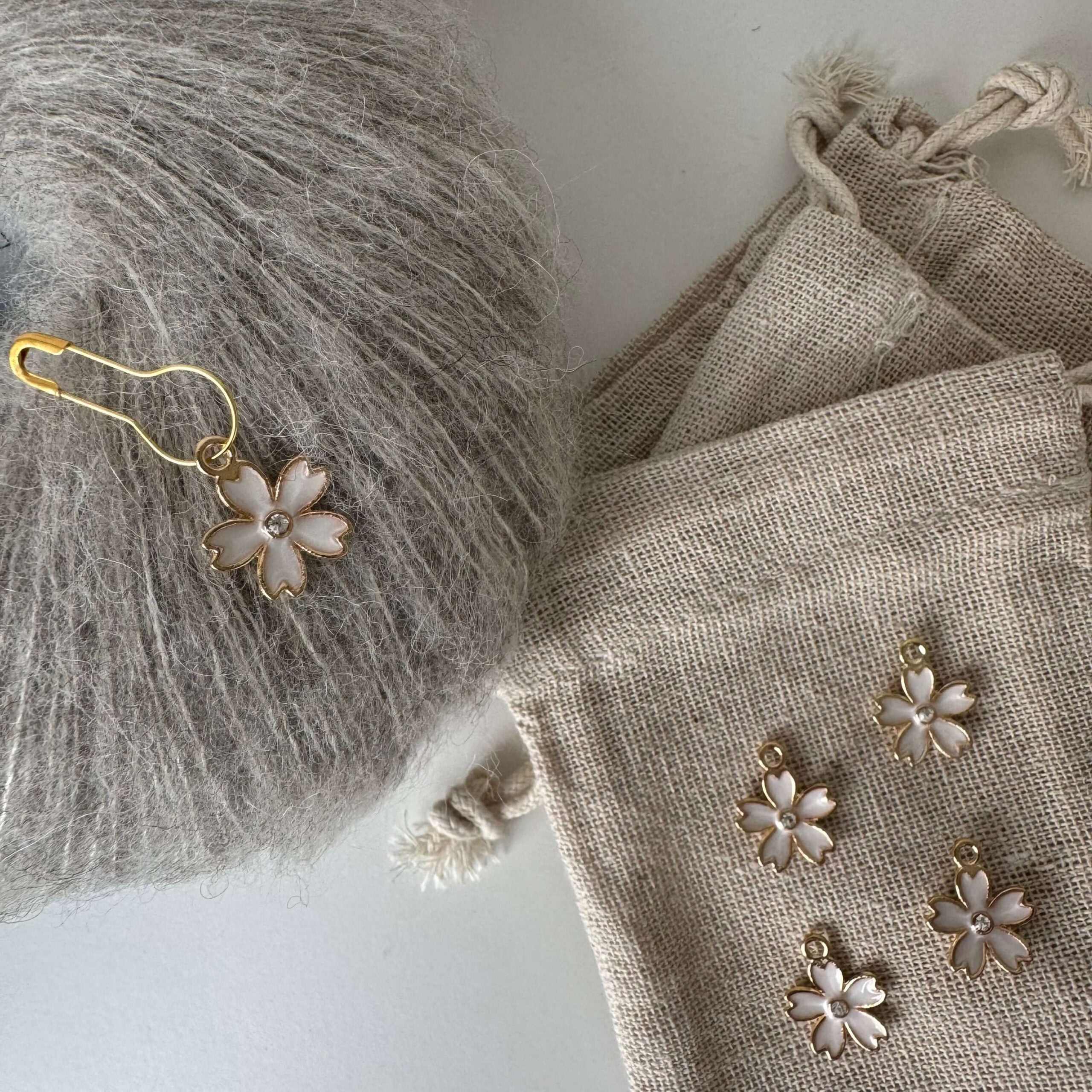 Blomster-markør (hvid med sten-metal)