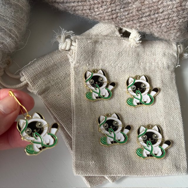 Kat-med-garnnøgle-markør (metal)