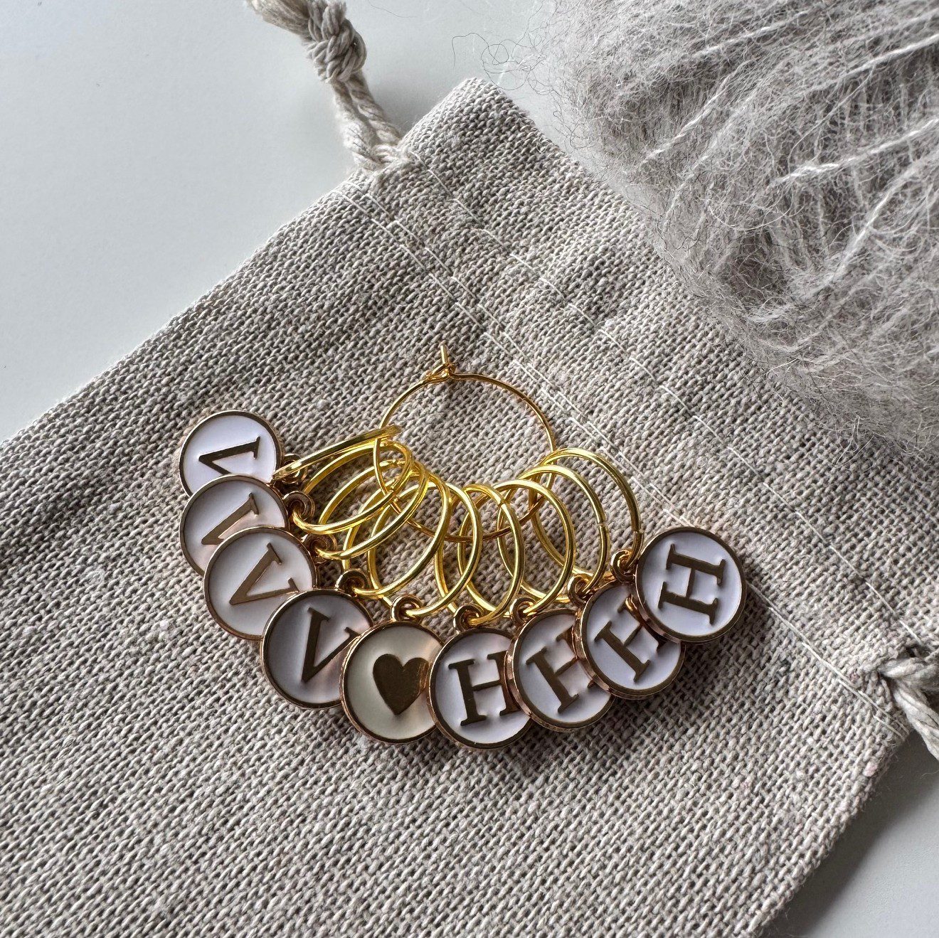 Raglansæt "H" & "V" (klassisk hvid med ring)